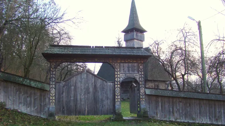 Biserica de Lemn Sfinții Arhangheli - Mănăstirea